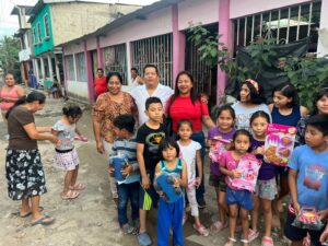 Aquí en la gráfica el empresario y dirigente de Actúa, Jorge Cervantes Cruz, con los niños y niñas que recibieron regalos de los Reyes Magos.