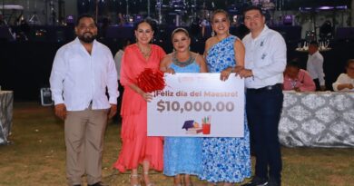 Baile y premios en el festejo a los maestros en Comalcalco 