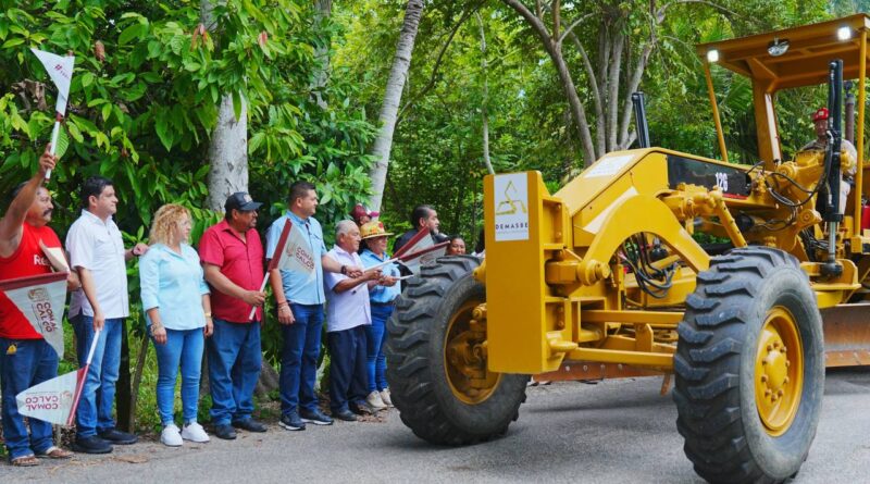 Banderazo a obras carreteras en Comalcalco con inversión de 3.8 mdp