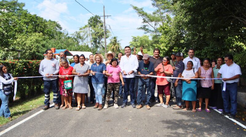 Entrega Ovidio Peralta pavimentación de entrada El Mangal, en Arroyo Hondo primera