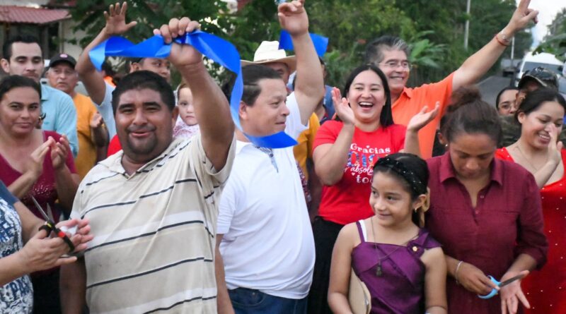 Cumple alcalde Alfonso Baca Sevilla a familias de Nicolás Bravo 3ra con pavimentación