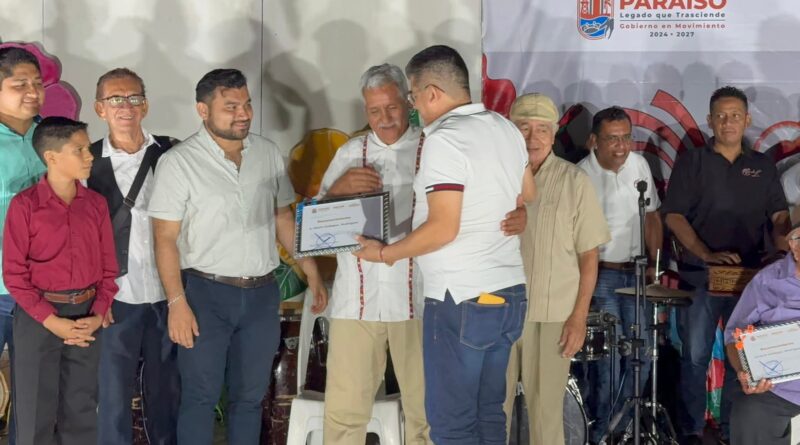Honra alcalde de Paraíso a músicos