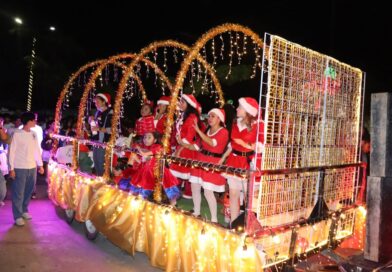 Disfrutarán familias de Comalcalco de desfile navideño lleno de alegría y color