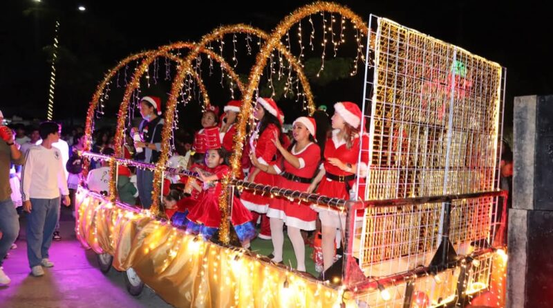 Disfrutarán familias de Comalcalco de desfile navideño lleno de alegría y color