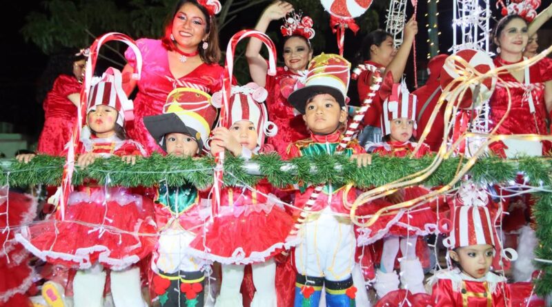 Vive Comalcalco una noche inolvidable con el Tradicional Desfile Navideño