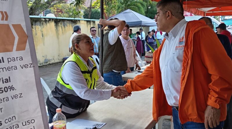Atestigua alcalde Alfonso Baca beneficios de la tienda en Movimiento
