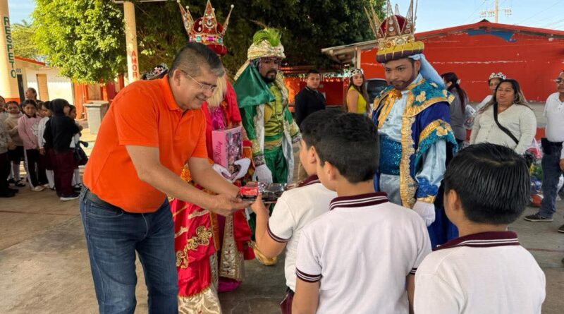 Lleva Alfonso Baca a los Reyes y miles de juguetes para niños paraiseños