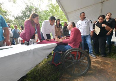 Ni el mal tiempo detiene al Gobernador que lleva bienestar a familias en territorio