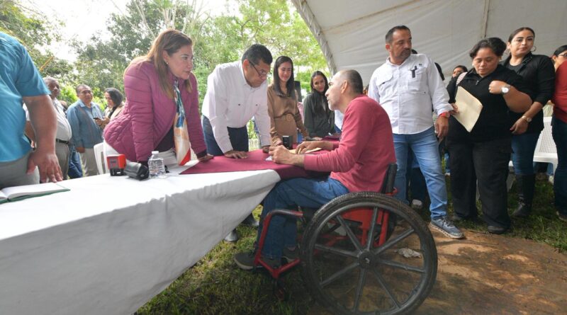 Ni el mal tiempo detiene al Gobernador que lleva bienestar a familias en territorio